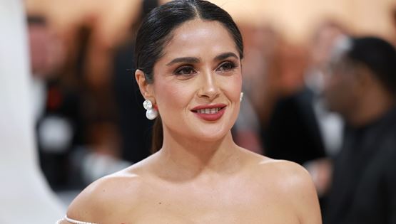 Salma Hayek με μπλε μπικίνι για να πάει καλά η Τρίτη μας