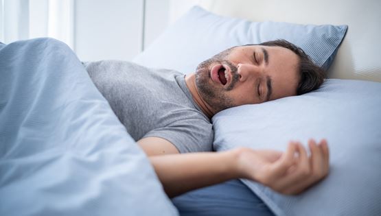 Αν δε θες να ροχαλίζεις, απόφυγε αυτές τις τροφές