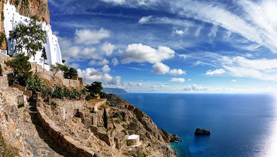 Στο απέραντο γαλάζιο της Αμοργού