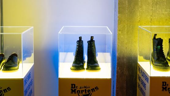 H Dr. Martens ξέρει να παρτάρει δυνατά