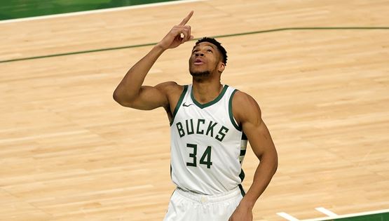 O Γιάννης Αντετοκούνμπο tweetάρει στα ελληνικά, το ΝΒΑ αναρωτιέται