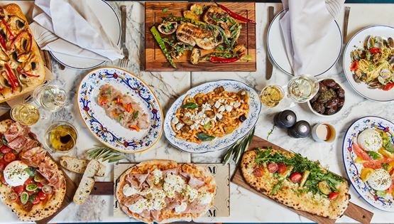 Εκεί όπου στρώνουν το πιο επικό τραπέζι της Αθήνας