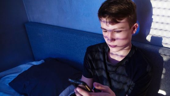 Γιατί οι έφηβοι προτιμούν να μιλάνε με την Τεχνητή Νοημοσύνη και όχι μεταξύ τους