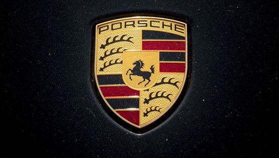 Μετά από 15 χρόνια, η Porsche αλλάζει λογότυπο στα αυτοκίνητά της