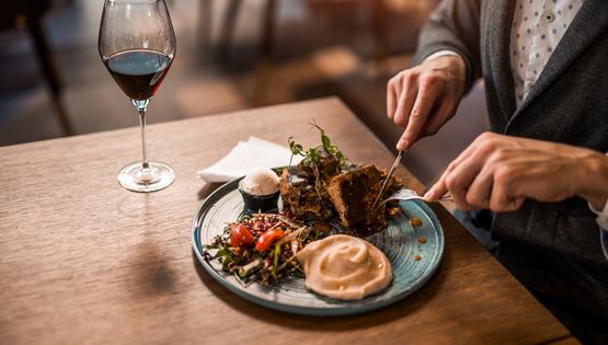 Μέχρι ποια ώρα μπορείς να φας βραδινό χωρίς να παχύνεις, σύμφωνα με το Harvard