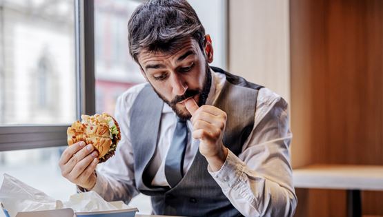 Οι συνήθειες που παχαίνουν και πώς θα τις αλλάξεις