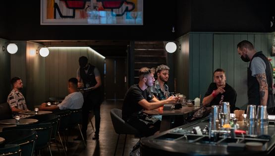 Πώς είναι να πίνεις στο καλύτερο μπαρ του κόσμου