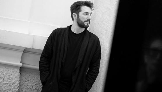 Ο Θοδωρής Βουτσικάκης και οι μπουάτ του στην Οδό Φρυνίχου