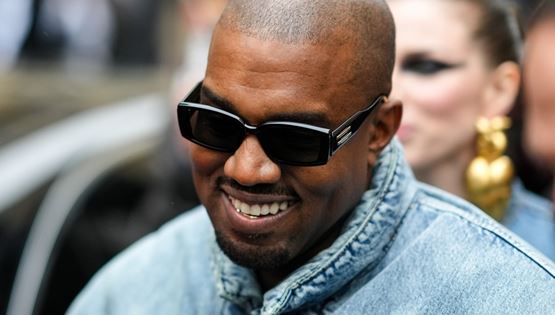 Ο Kanye West έβαλε πανάκριβη μασέλα τιτανίου, το ίντερνετ αναρωτιέται αν αφαίρεσε τα δόντια του