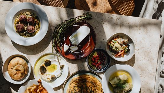 Αυτά είναι τα καλύτερα εστιατόρια ελληνικής κουζίνας για το 2025