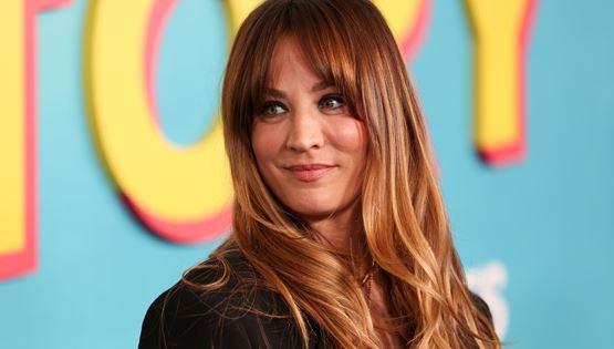 Η Kaley Cuoco παραμένει το πιο σέξι κορίτσι της διπλανής πόρτας