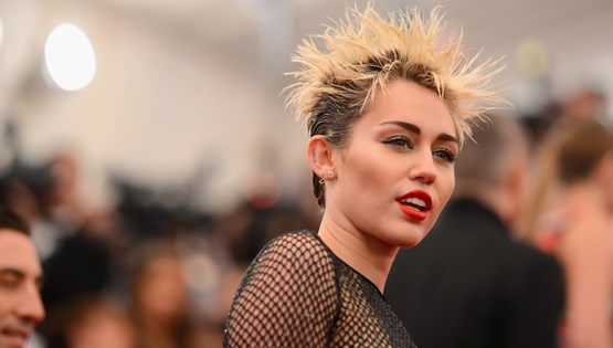 Το άστρο της Miley Cyrus είναι γυμνό