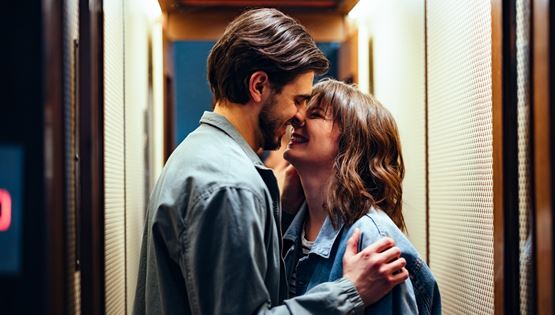 Γιατί φιλιόμαστε, η επιστήμη εξηγεί