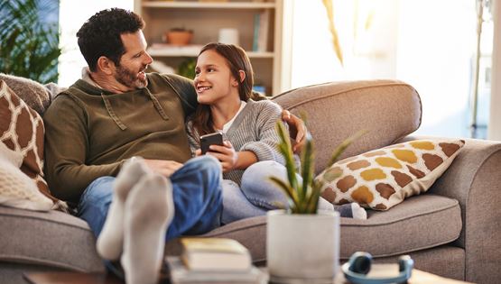 Γιατί πρέπει να μιλήσεις στην κόρη σου από νωρίς για το σεξ, την περίοδο και τις σχέσεις