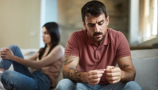 Το σημάδι που δείχνει 100% ότι το ταίρι σου σκοπεύει να σε χωρίσει