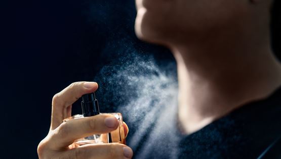 Πώς θα κάνεις το άρωμά σου να διαρκεί περισσότερο