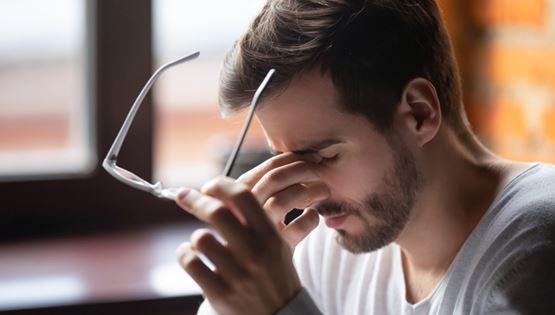 Αναρωτήθηκες ποτέ γιατί σε τρώνε τα μάτια σου το βράδυ;