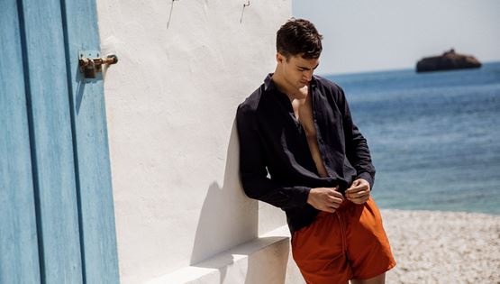 Το λινό είναι και πάλι ο πρωταγωνιστής του καλοκαιριού