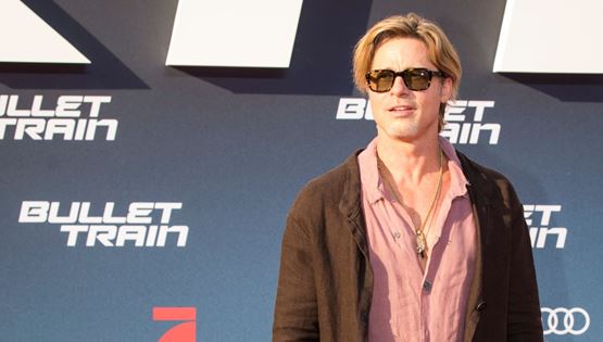 Μόλις είδαμε τον Brad Pitt με φούστα