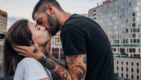 Όλα όσα πρέπει να γνωρίζεις πριν αποφασίσεις να καλύψεις ένα τατουάζ