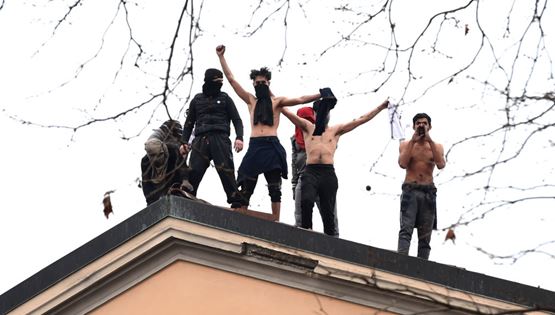 Κάμψεις, φυλακή, διαπόμπευση: Οι χειρότερες τιμωρίες στον καιρό της Covid-19