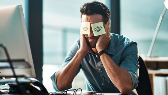 Η ιαπωνική τεχνη του να κοιμάσαι στη δουλειά