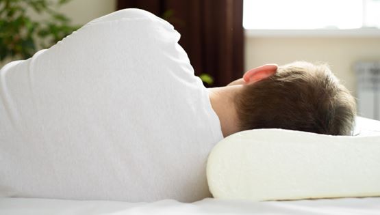 Μαξιλάρια λαιμού: Μειώνουν τον πόνο και βελτιώνουν τον ύπνο;