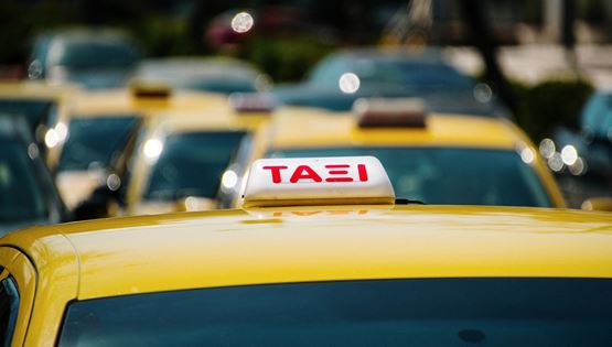 Οδηγός ταξί χρέωσε τουρίστα 160 ευρώ για το δρομολόγιο αεροδρόμιο-Πειραιάς