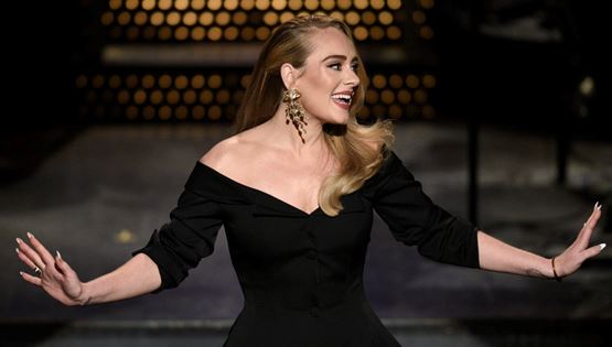 Μία πραγματικά άβολη ερώτηση στην Adele