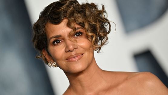 H Halle Berry φόρεσε το μαγιό της και αναρωτιέται αν θέλει να είναι καλή ή κακή