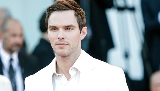 O Nicholas Hoult &#39;κλέβει&#39; την παράσταση στο βίντεο κλιπ Mess It Up των Rolling Stones