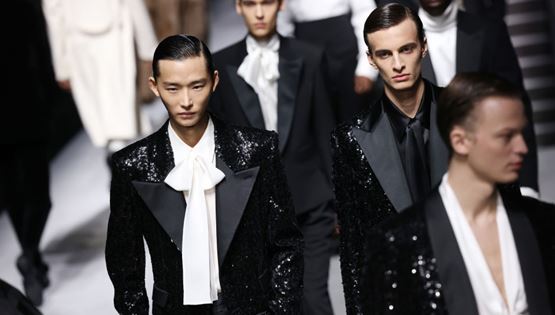 Τεράστιες γούνες, μαλλιά σαμουράι και ελαφρύ make up στην αντρική εβδομάδα μόδας του Μιλάνου