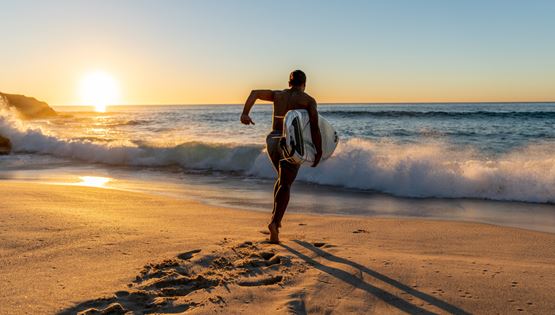 Οι ασκήσεις της παραλίας που θα βάλουν φωτιά στο σώμα σου