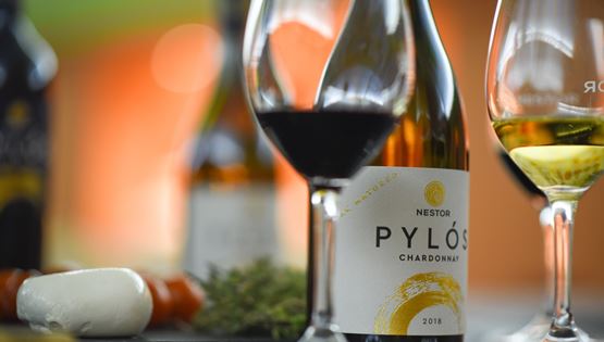 Δύο ξεχωριστά λευκά παλαιωμένα κρασιά για την καρδιά του χειμώνα