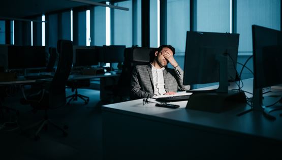 Ένας ψυχαναλυτής εξηγεί γιατί στο burnout δεν αρκεί μόνο να χαλαρώσεις