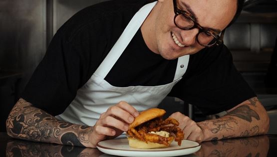 Όλοι τρώνε με μανία αυτό το burger με καβούρι