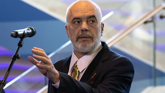 O Edi Rama έσπρωξε μία δημοσιογράφο αλλά συγγνώμη δε ζητάει