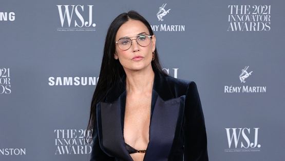 Η Demi Moore κάνει SUP στη Γαλλική Ριβιέρα, ή και όχι