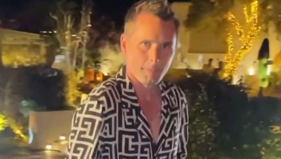 Σε άλλα νέα, ο Matt Bellamy των Muse πήγε απρόσκλητος σε ελληνικό γάμο γιατί απλά μπορεί