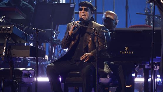 Ο Stevie Wonder έχει κάτι να πει για το beef Kendrick Lamar και Drake