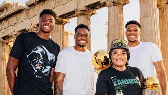 Ο Γιάννης Αντετοκούνμπο και το τρόπαιο του ΝΒΑ στην Ακρόπολη