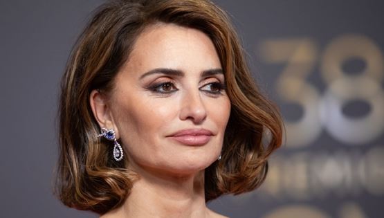 Ο στενός μαύρος κορσές της Penélope Cruz μόλις απογείωσε την Παρασκευή μας