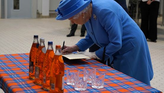 Τι ποτό πίνει η βασίλισσα Ελισάβετ;