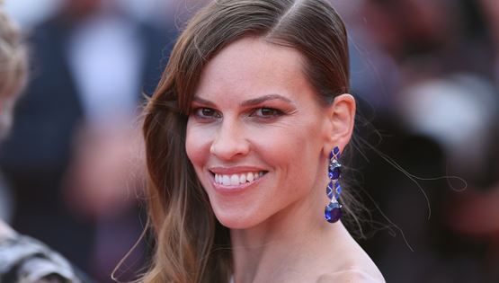 Κάποτε η Hilary Swank ζούσε σε ένα αυτοκίνητο με τη μητέρα της