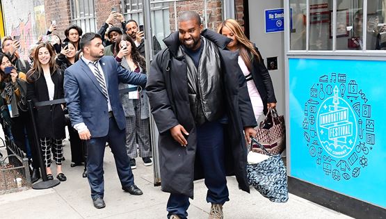 Γιατί η νέα σειρά ρούχων του Kanye West πωλείται σε σακούλες σκουπιδιών;