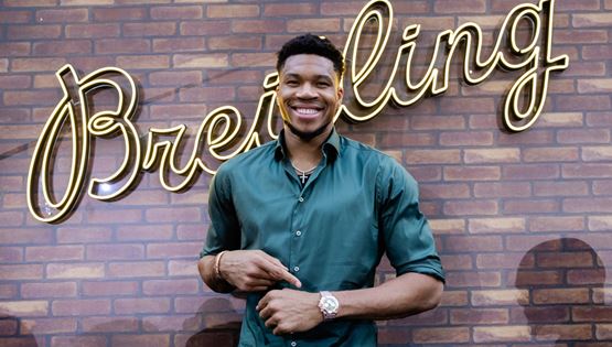 O Γιάννης Αντετοκούνμπο και το Chronomat που φέρει την υπογραφή του