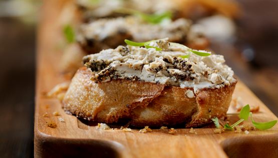 Μπρουσκέτες με ψητό χαλούμι και ταπενάντ σύκου