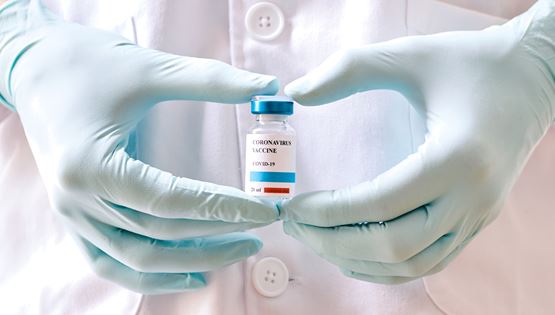 Το ΗΒΟ ετοιμάζει σειρά για τον αγώνα δρόμου εμβολίου του κορονοϊού