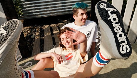 Ο Good Job Nicky ζει το καλοκαιρινό όνειρο της Superdry