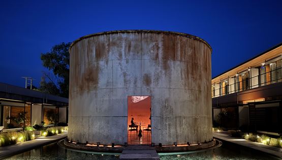 Ένα από τα πιο ξεχωριστά εστιατόρια της Ελλάδας βρίσκεται μέσα σε μια δεξαμενή κρασιού